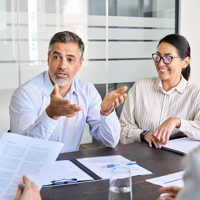 800x800px_shutterstock_2322560079 Advocat reunit amb més persones per fer suport tècnic i legal