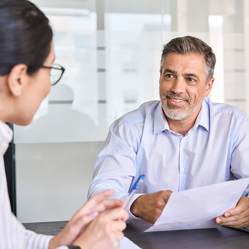 800x800px_shutterstock_2322560085 Advocat assessorant a una clienta