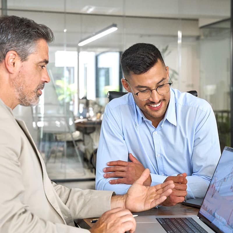 800x800px_shutterstock_2438190383 Advocat fent assessorament mercantil integral a un client