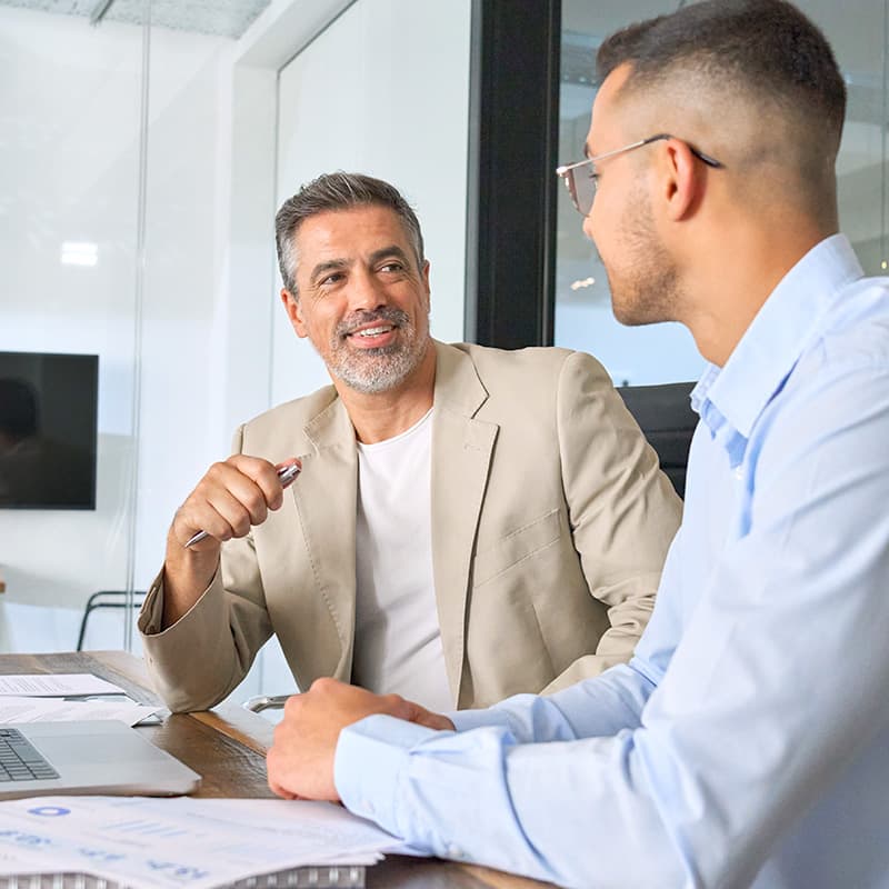 800x800px_shutterstock_2438190541 Advocat ajudant a un empresari per redactar documents jurídics